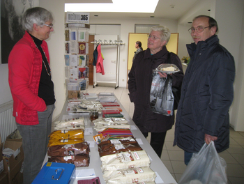 Mitglieder der Aktion 365 verkaufen in einem Pfarrheim fair gehandelten Kaffee und kommen mit Menschen ins Gespräch