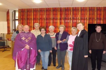 Besuchsdienst im Altenheim Ein Team von sieben ehrenamtlichen Helferinnen, zusammen mit dem katholischen und protestantischen Pfarrer